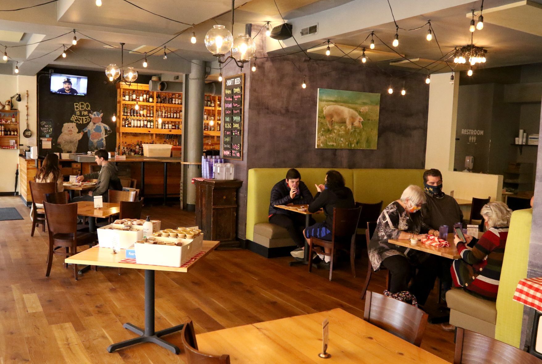 Indoor dining in St. Louis County
